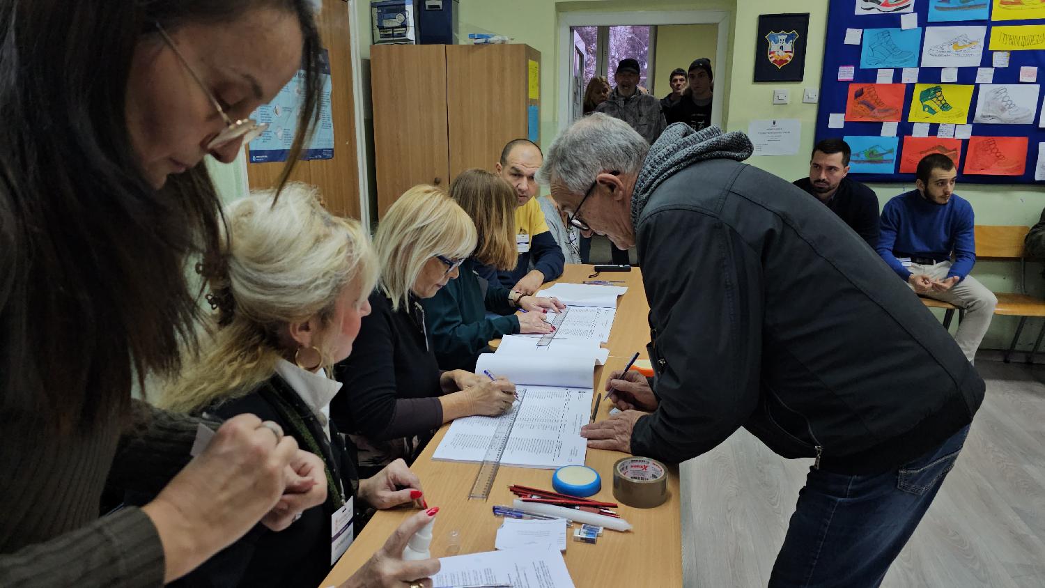 Izbori u fotografijama: Kako je teklo glasanje na biračkim mestima u Srbiji (FOTO) 2