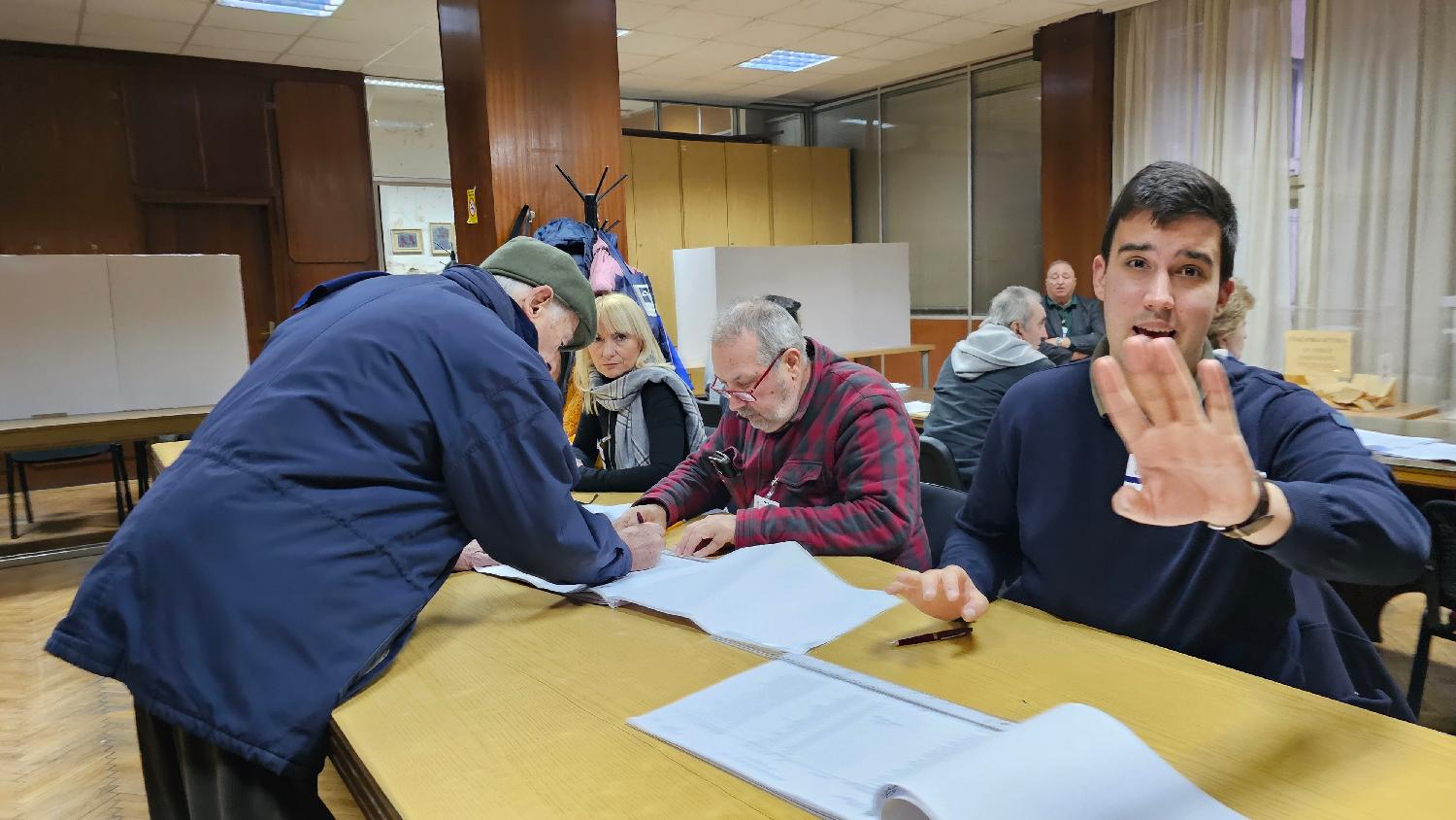 Izbori u fotografijama: Kako je teklo glasanje na biračkim mestima u Srbiji (FOTO) 20