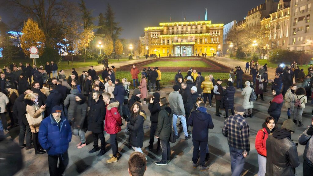 Protest koalicije "Srbija protiv nasilja" ispred RIK-a kroz fotografije 6 Protest koalicije "Srbija protiv nasilja" ispred RIK-a kroz fotografije 6