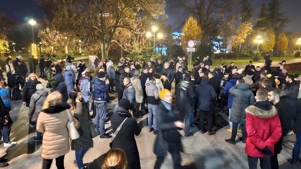 Protest koalicije "Srbija protiv nasilja" ispred RIK-a kroz fotografije 4 Protest koalicije "Srbija protiv nasilja" ispred RIK-a kroz fotografije 4