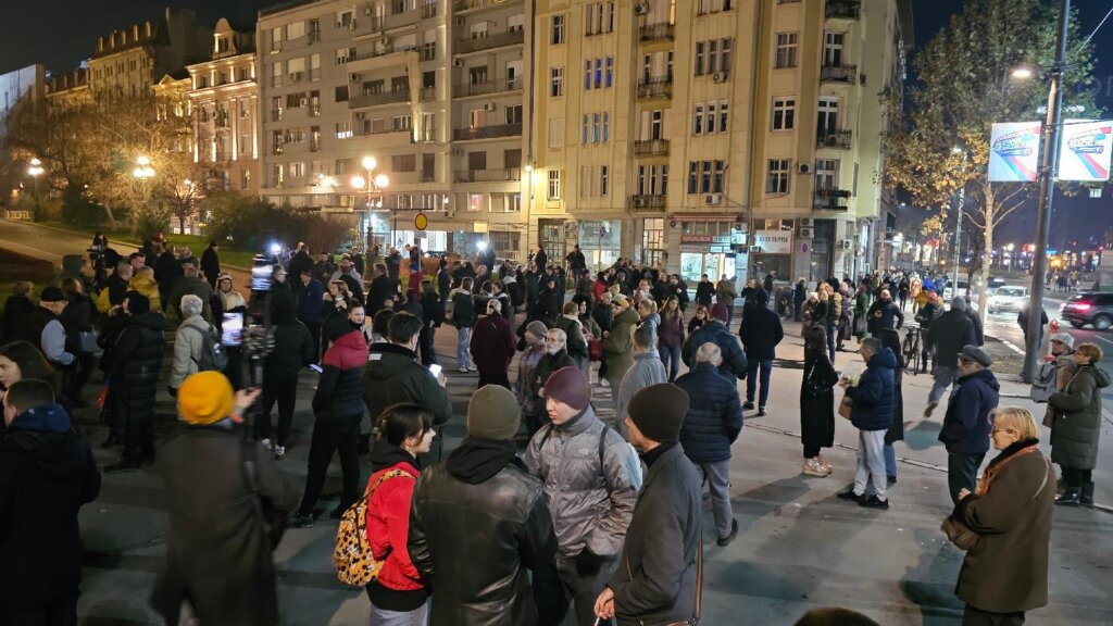 Protest koalicije "Srbija protiv nasilja" ispred RIK-a kroz fotografije 5 Protest koalicije "Srbija protiv nasilja" ispred RIK-a kroz fotografije 5