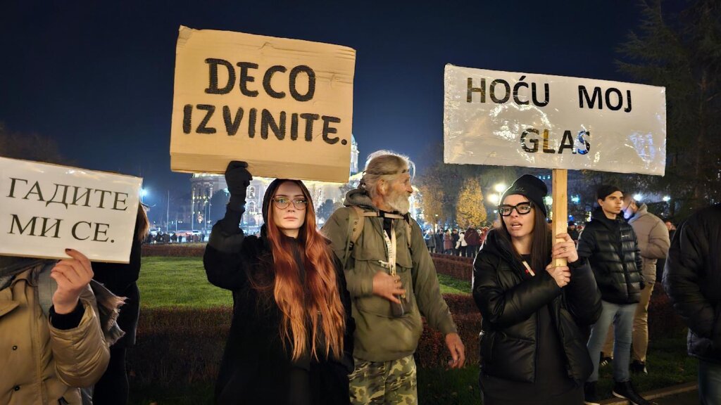 Protest koalicije "Srbija protiv nasilja" ispred RIK-a kroz fotografije 9 Protest koalicije "Srbija protiv nasilja" ispred RIK-a kroz fotografije 9