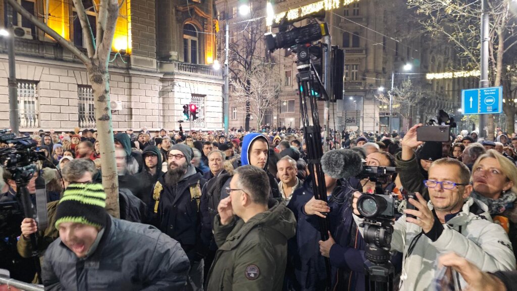 Protest koalicije "Srbija protiv nasilja" ispred RIK-a kroz fotografije 12 Protest koalicije "Srbija protiv nasilja" ispred RIK-a kroz fotografije 12
