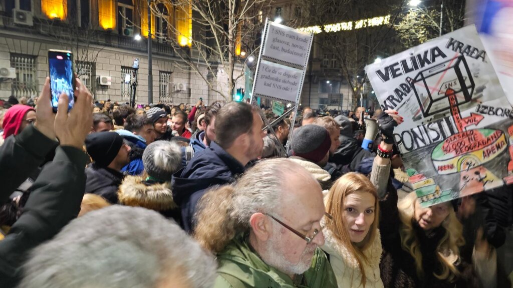 Protest koalicije "Srbija protiv nasilja" ispred RIK-a kroz fotografije 14 Protest koalicije "Srbija protiv nasilja" ispred RIK-a kroz fotografije 14