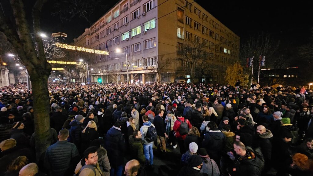 Protest koalicije "Srbija protiv nasilja" ispred RIK-a kroz fotografije 16 Protest koalicije "Srbija protiv nasilja" ispred RIK-a kroz fotografije 16