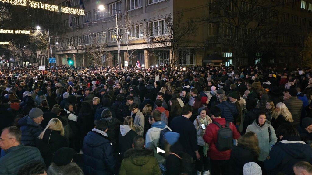 Protest koalicije "Srbija protiv nasilja" ispred RIK-a kroz fotografije 17 Protest koalicije "Srbija protiv nasilja" ispred RIK-a kroz fotografije 17
