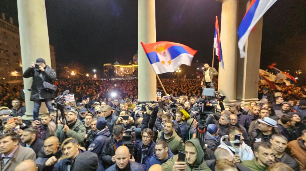 MUP pokazao fotografije sa uviđaja nakon protesta ispred Skupštine grada 1