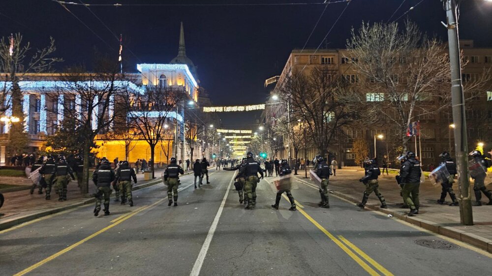 Francuski Mond: Policija suzavcem rasteruje proteste zbog izbornih nepravilnosti u Beogradu 1