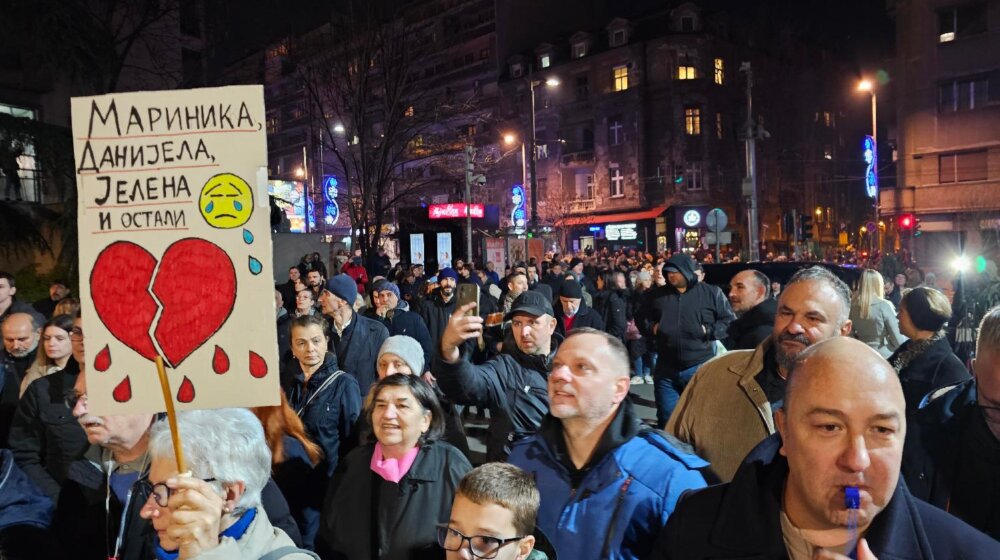 Završen 11. protest koalicije "Srbija protiv nasilja": Ispred RTS-a održan 'Slobodni dnevnik' , ispred RIK-a aplauz za Mariniku (VIDEO, FOTO) 1