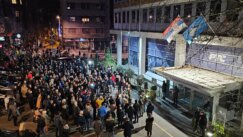 Završen 11. protest koalicije "Srbija protiv nasilja": Ispred RTS-a održan 'Slobodni dnevnik' , ispred RIK-a aplauz za Mariniku (VIDEO, FOTO) 9