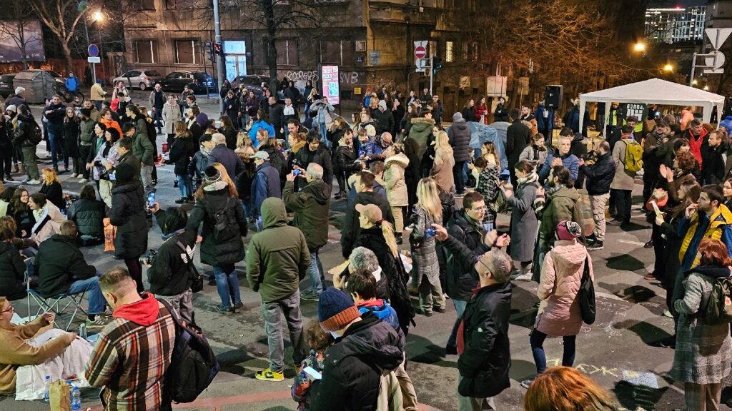 Blokada studenata i protest koalicije Srbija protiv nasilja u fotografijama (FOTO) 10 Blokada studenata i protest koalicije Srbija protiv nasilja u fotografijama (FOTO) 10