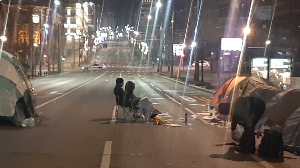"Dobro jutro je": Reporterka Danasa ranom zorom na studentskoj blokadi u Beogradu 1