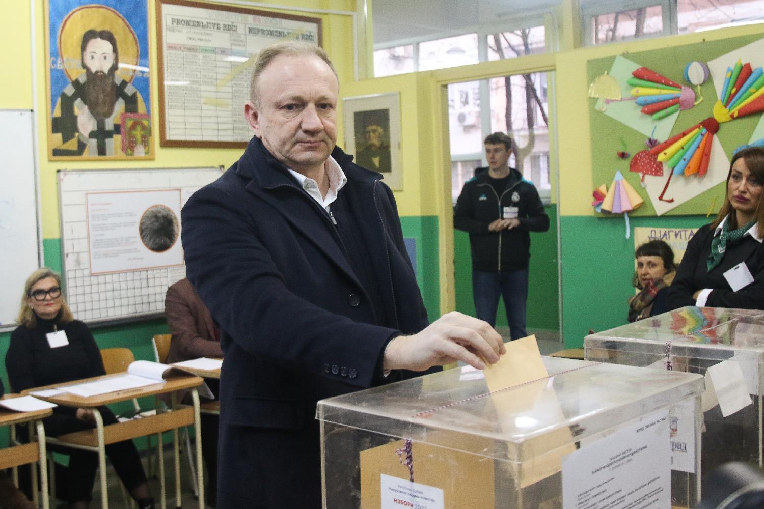 Izbori u fotografijama: Kako je teklo glasanje na biračkim mestima u Srbiji (FOTO) 7