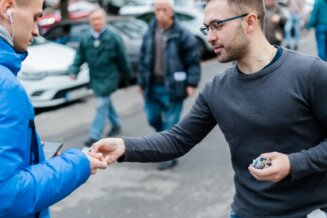 Studenti iz pokreta Kreni-Promeni delili kondome sa porukom "posle glasanja nema kajanja" (FOTO) 2