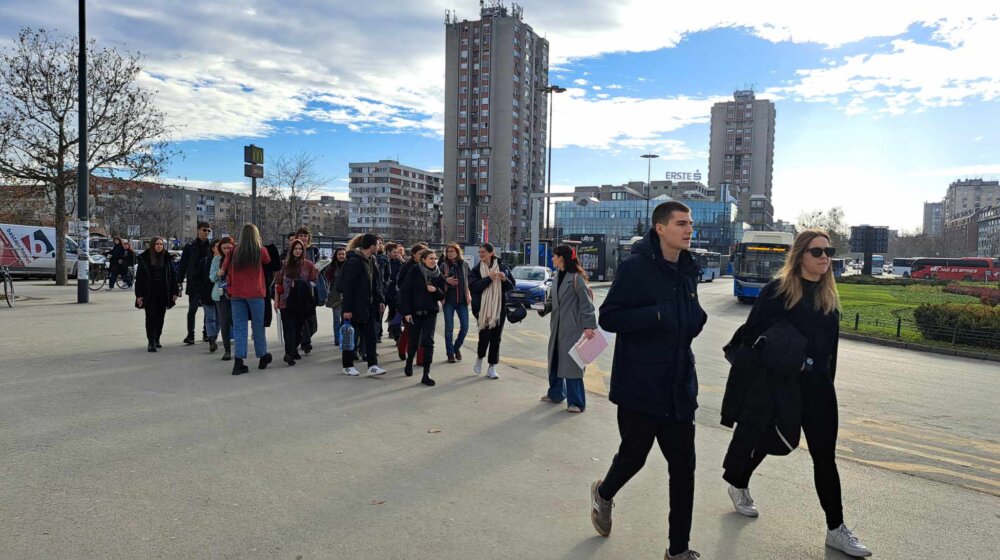 Studenti novosadskog univerziteta otputovali na proteste i blokadu saobraćaja u Beograd 1