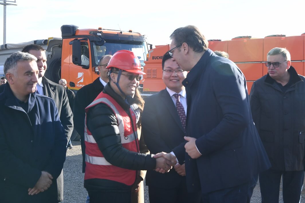 Vučić obišao radove na izgradnji brze saobraćajnice "Osmeh Vojvodine" i najavio veća ulaganja u izgradnju i održavanje puteva 2
