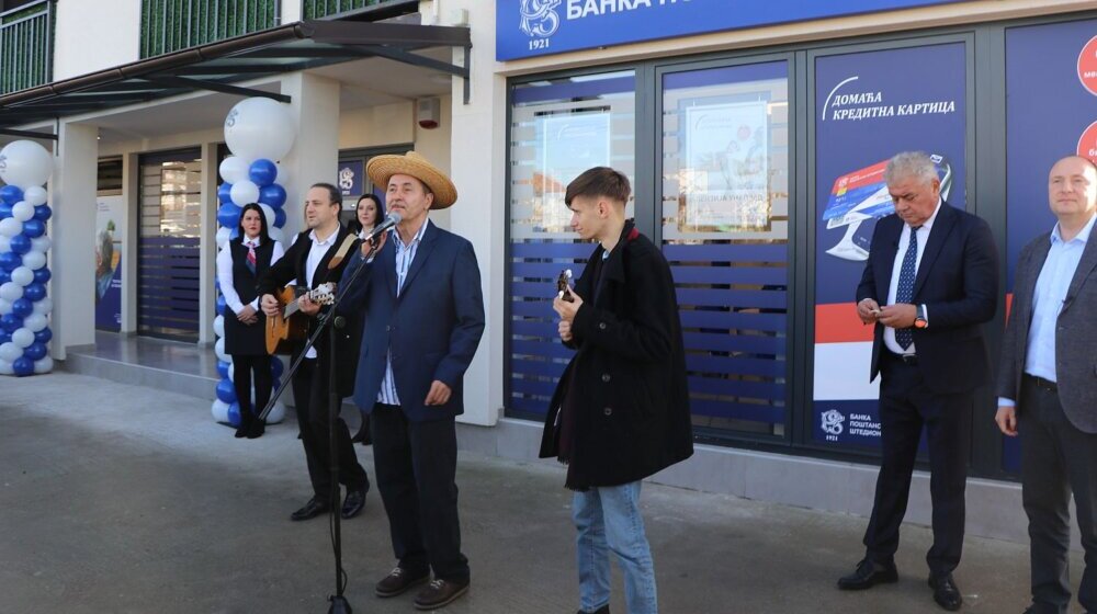 Garavi Sokak nakon nastupa na otvaranju bankomata pevao i na svečanosti povodom nove ekspoziture banke u Veterniku 1