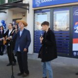 Garavi Sokak nakon nastupa na otvaranju bankomata pevao i na svečanosti povodom nove ekspoziture banke u Veterniku 1