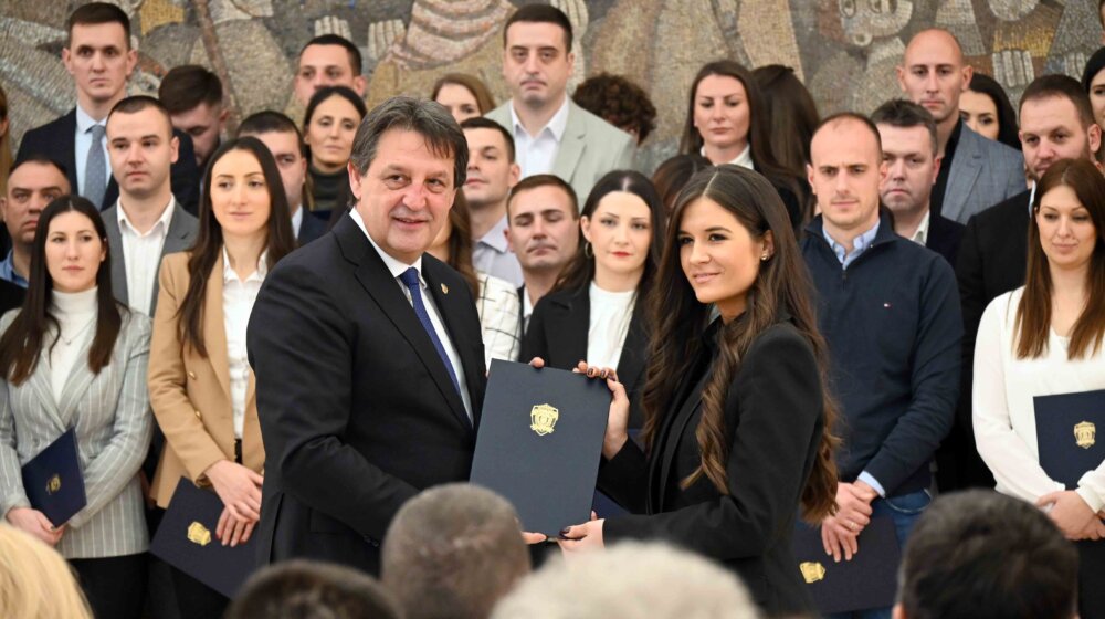 Gašić 161 pripadniku MUP-a uručio rešenje za stalni radni odnos 1