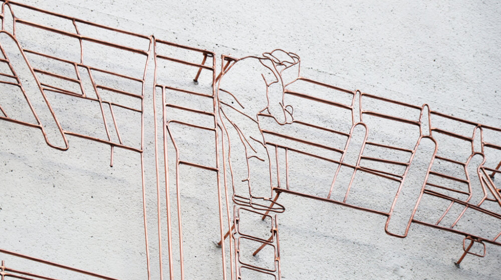 Od inženjerske misli do materijalizacije: Kako se gradi brod - monumentalni rad Nine Ivanović osvanuo na fasadi „Mašinca“ 1