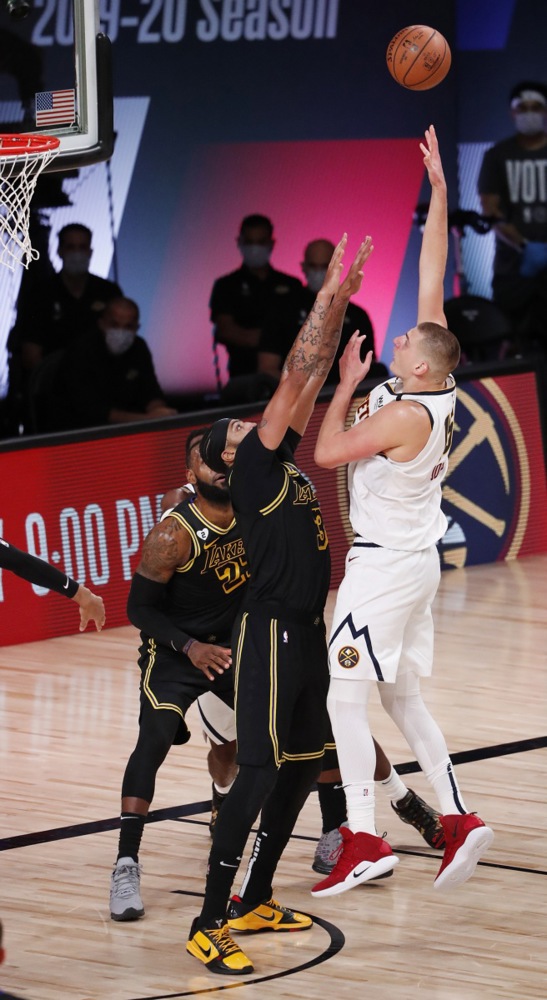 Bez mimikrije: Zašto Lejkersima nije dozvoljeno da u Las Vegasu nose taličnu crnu opremu 2 Bez mimikrije: Zašto Lejkersima nije dozvoljeno da u Las Vegasu nose taličnu crnu opremu 2