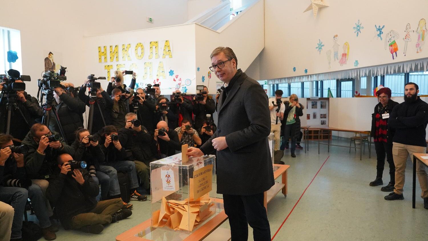 Izbori u fotografijama: Kako je teklo glasanje na biračkim mestima u Srbiji (FOTO) 4