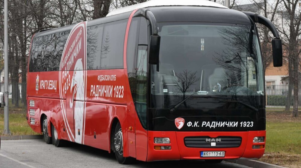 Obijen klupski autobus kragujevačkog Radničkog pred utakmicu sa Partizanom na parkingu u Beogradu 1