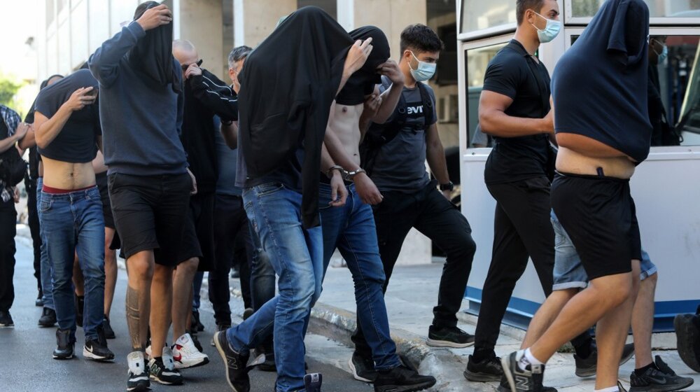 Navijači Dinama ostaju u grčkim zatvorima još šest meseci: Prilikom dovođenja na sud vređali novinare i policiju, pokazivali srednji prst 8