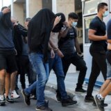 Navijači Dinama ostaju u grčkim zatvorima još šest meseci: Prilikom dovođenja na sud vređali novinare i policiju, pokazivali srednji prst 13