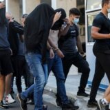 Navijači Dinama ostaju u grčkim zatvorima još šest meseci: Prilikom dovođenja na sud vređali novinare i policiju, pokazivali srednji prst 6