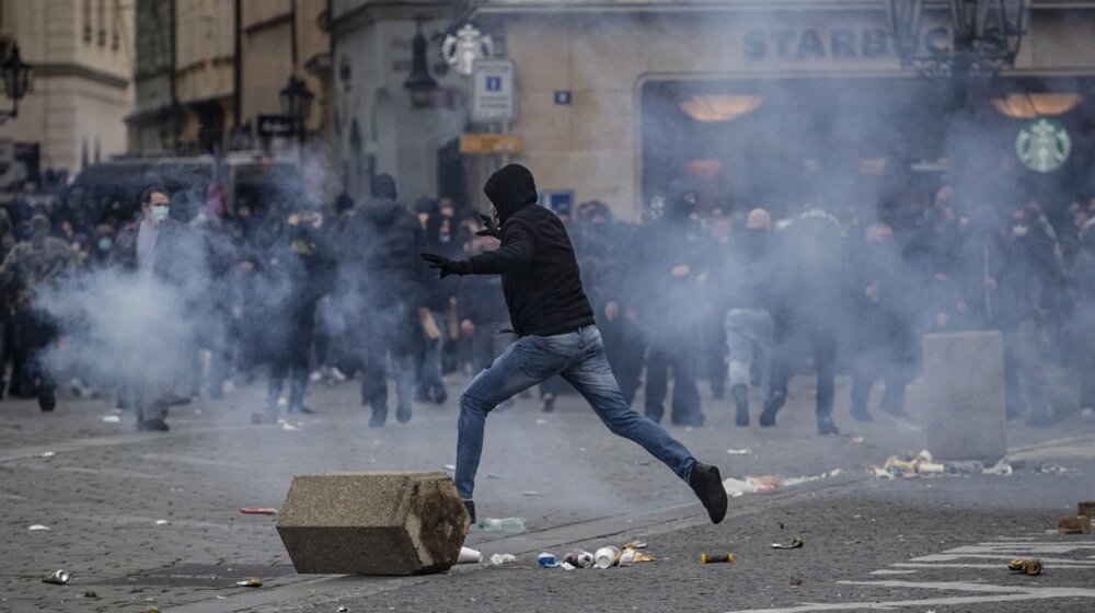 Grčki policajac umro u bolnici posle povreda zadobijenih u neredima navijača, uhapšen 18-godišnji mladić koji je bacio baklju 1