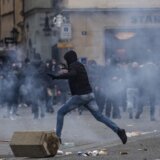 Grčki policajac umro u bolnici posle povreda zadobijenih u neredima navijača, uhapšen 18-godišnji mladić koji je bacio baklju 1