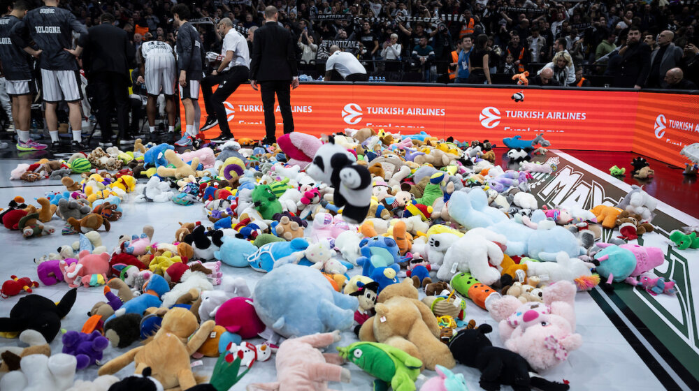 Humanitarna akcija navijača Partizana: Teren zasut plišanim igračkama koje će biti upućene prihvatilištima za nezbrinutu decu (VIDEO) 1
