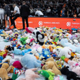 Humanitarna akcija navijača Partizana: Teren zasut plišanim igračkama koje će biti upućene prihvatilištima za nezbrinutu decu (VIDEO) 9