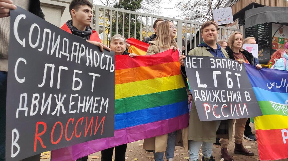 Žene u crnom i Beograd prajd održali protest ispred ruske ambasade 1