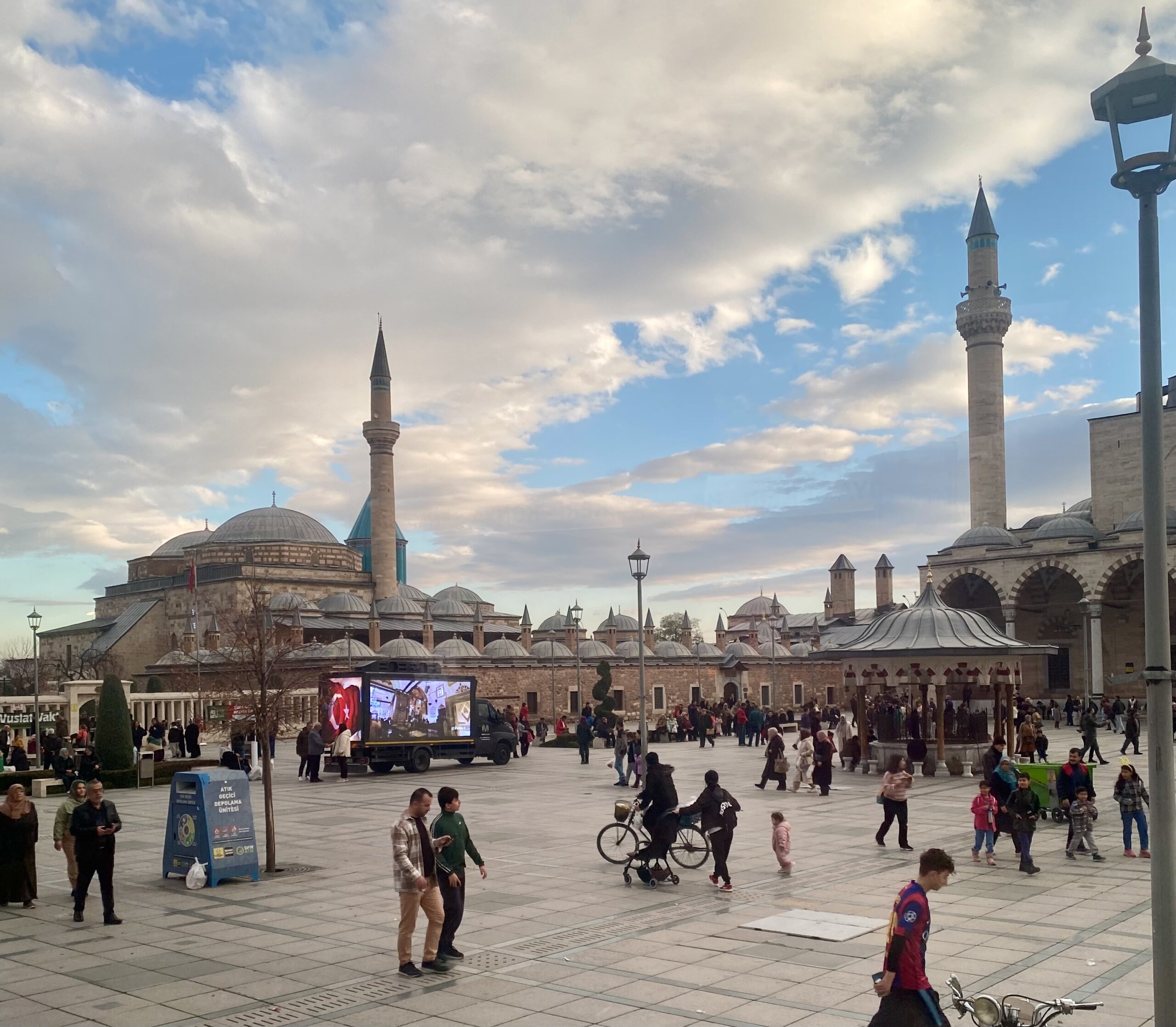 Reporterka Danasa u turskoj Konji: Ljubav prema Rumiju, mistični ples “vrtećih” derviša i hrana “prste da poližeš” (FOTO, VIDEO) 4 Reporterka Danasa u turskoj Konji: Ljubav prema Rumiju, mistični ples “vrtećih” derviša i hrana “prste da poližeš” (FOTO, VIDEO) 5