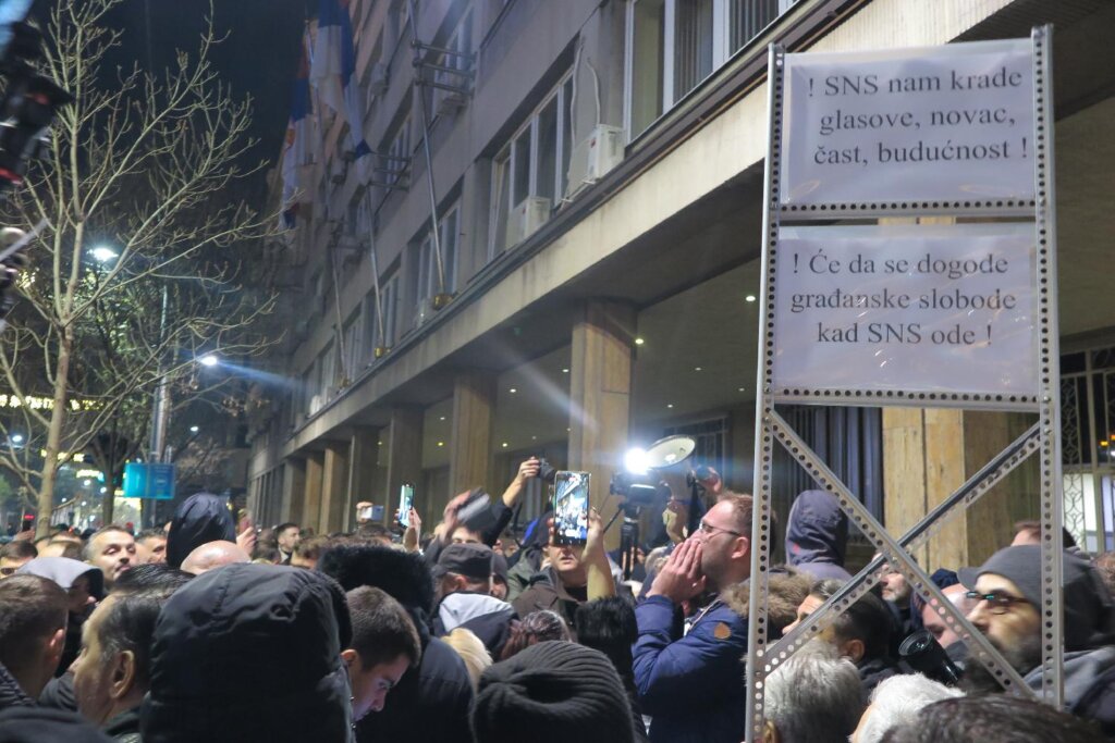 Protest koalicije "Srbija protiv nasilja" ispred RIK-a kroz fotografije 21 Protest koalicije "Srbija protiv nasilja" ispred RIK-a kroz fotografije 21