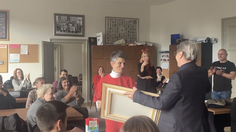 Priča o dobroj deci i još boljim ljudima: Kako su đaci Zemunske gimnazije ispratili omiljenu tetkicu u penziju (VIDEO) 1