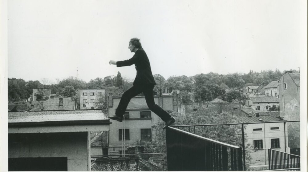 Gledanje u svemir u prvom licu: Izložba Neše Paripovića poznatog beogradskog umetnika i člana čuvene SKC šestorke 1