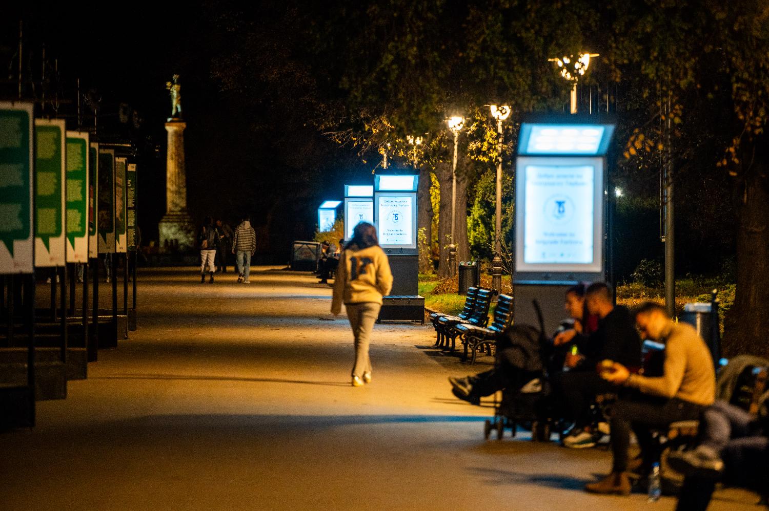 solarne klupe kalemegdan Solarne klupe postavljene na Kalemegdanu koriste čistu i obnovljivu energiju sunca 2