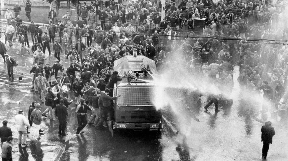 "Do svidanja" do sledećeg premlaćivanja: Demonstracije protiv Miloševića vs protesti protiv Vučića 2