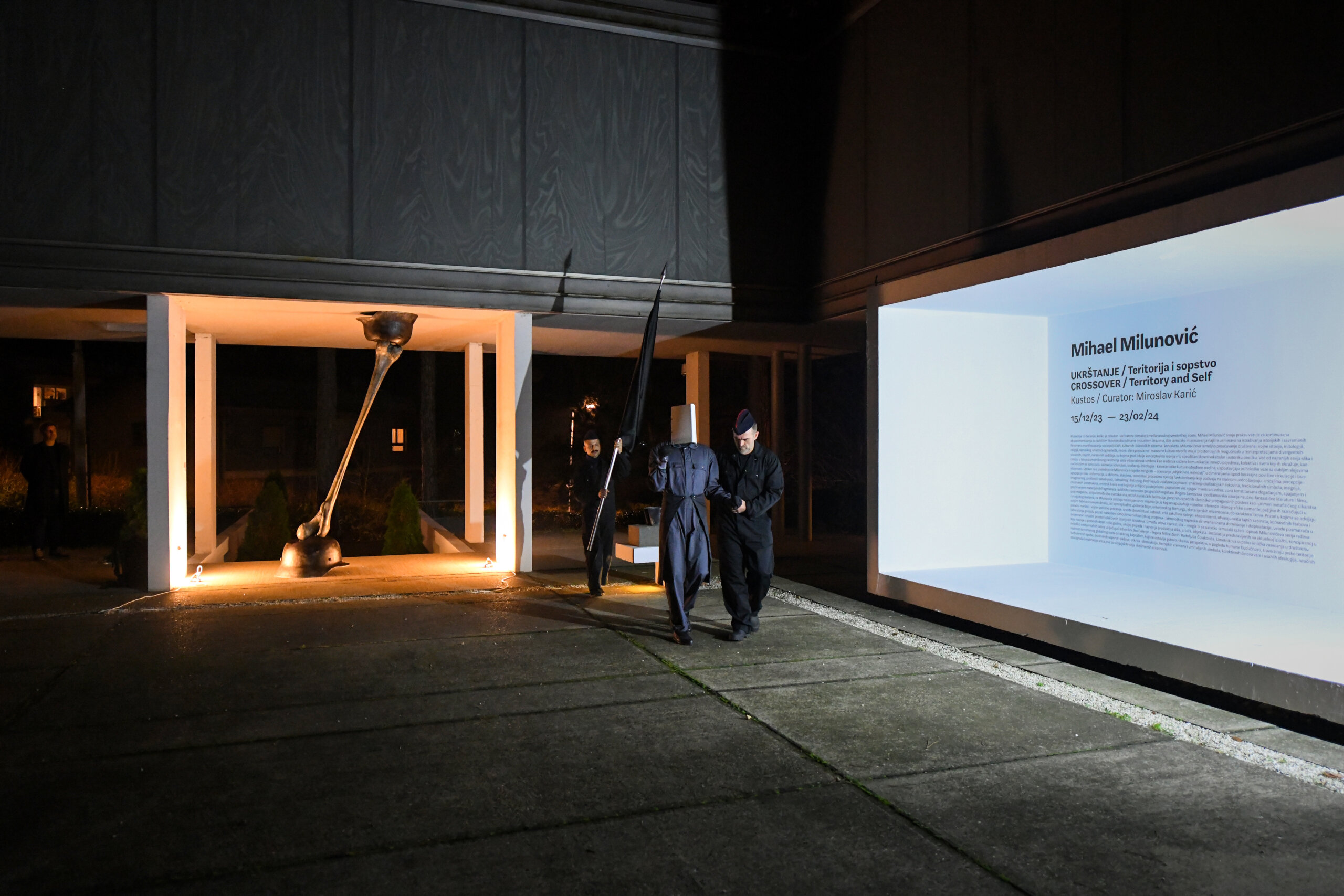 Performansom „Hod zastava“ otvorena izložba „Ukrštanje“ Mihaela Milunovića 2 Mihael Milunović