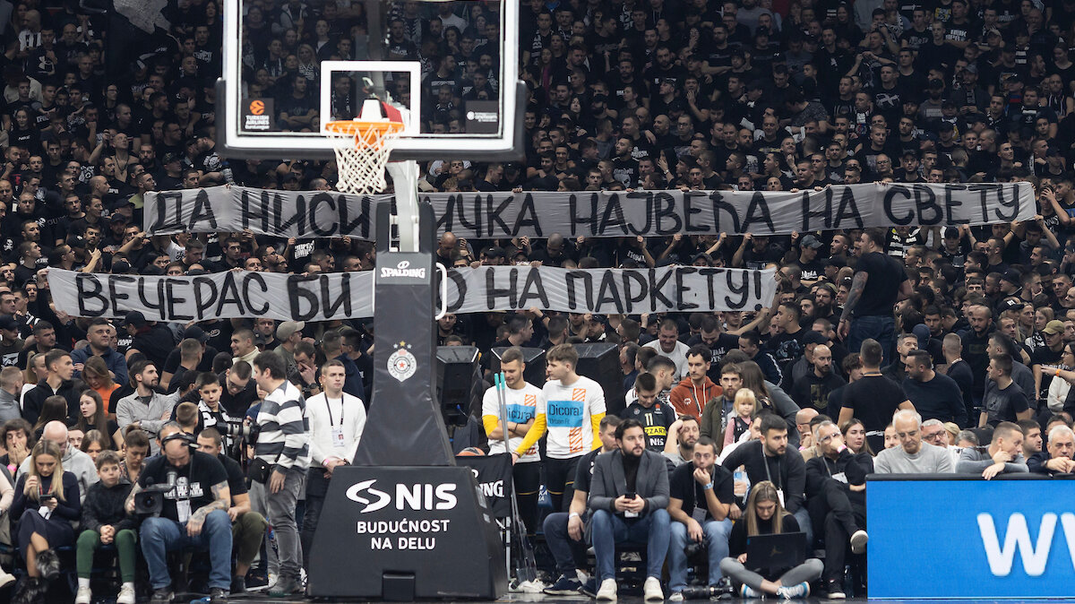 Pre početka utakmice sa Armanijem navijači Partizana istakli parole posvećene Nikoli Mirotiću (VIDEO) 2