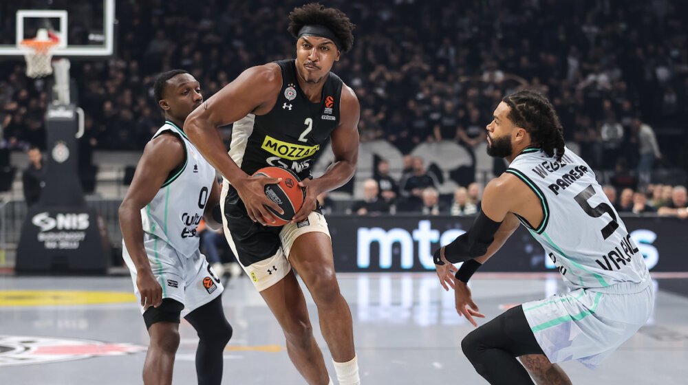 Druženje navijača i zvezde Partizana Zeka Ledeja ispred "Štark arene" 1