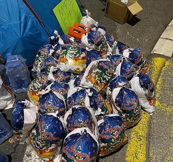 Paketići za napuštenu decu: Aktivista Nikola Ristić objavio "humanitarni izveštaj sa 24-časovne blokade" 1