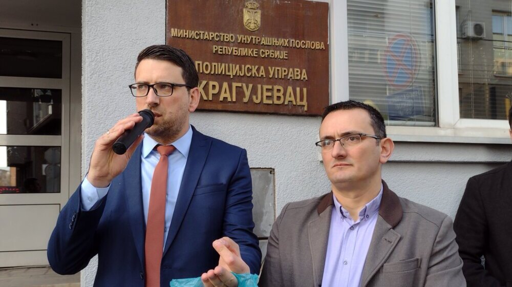 U Kragujevcu priveden advokat na protestu zbog napada policajca na njihovog kolegu: Gore je bilo samo kad su nas komnisti streljali, poručili kragujevački branioci (FOTO) 1