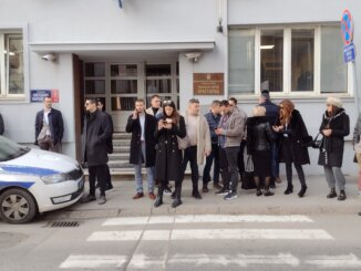 U Kragujevcu priveden advokat na protestu zbog napada policajca na njihovog kolegu: Gore je bilo samo kad su nas komnisti streljali, poručili kragujevački branioci (FOTO) 2