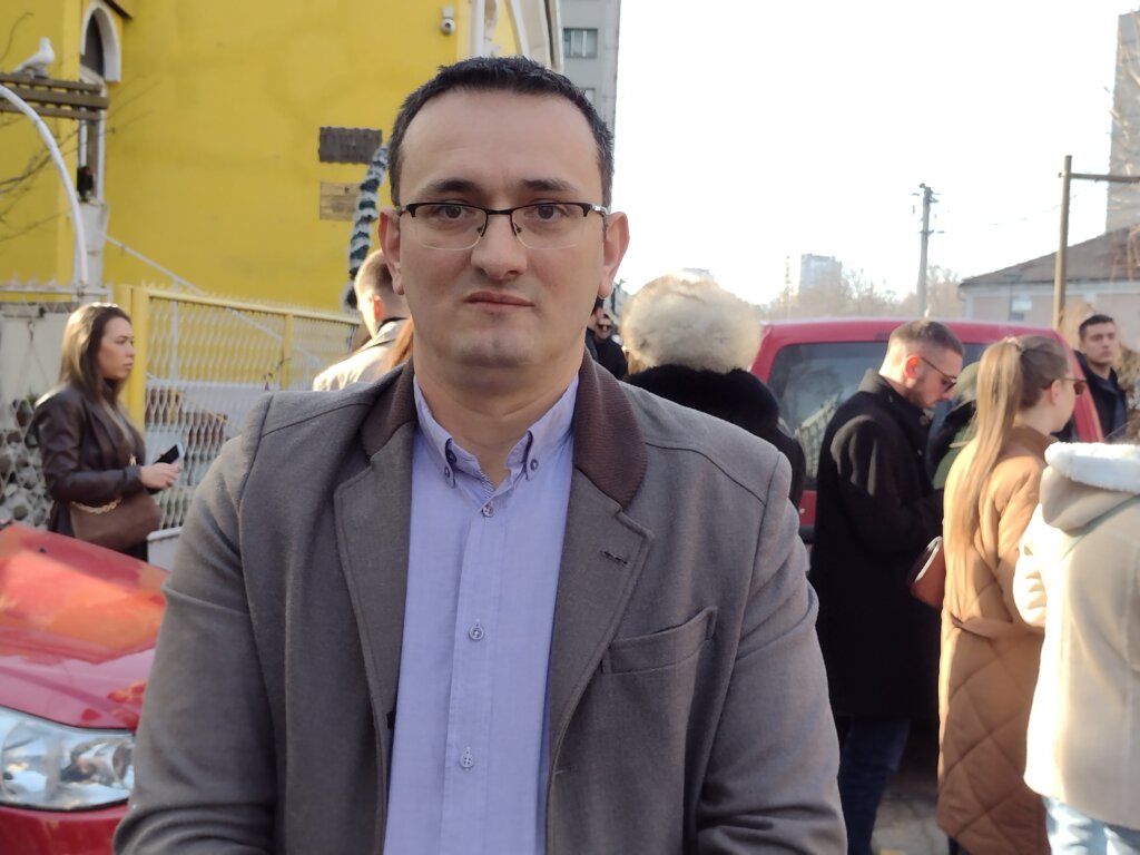 U Kragujevcu priveden advokat na protestu zbog napada policajca na njihovog kolegu: Gore je bilo samo kad su nas komnisti streljali, poručili kragujevački branioci (FOTO) 5