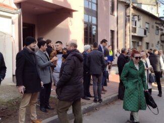 U Kragujevcu priveden advokat na protestu zbog napada policajca na njihovog kolegu: Gore je bilo samo kad su nas komnisti streljali, poručili kragujevački branioci (FOTO) 7