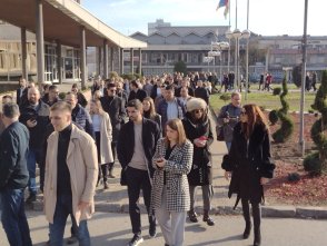 U Kragujevcu priveden advokat na protestu zbog napada policajca na njihovog kolegu: Gore je bilo samo kad su nas komnisti streljali, poručili kragujevački branioci (FOTO) 16